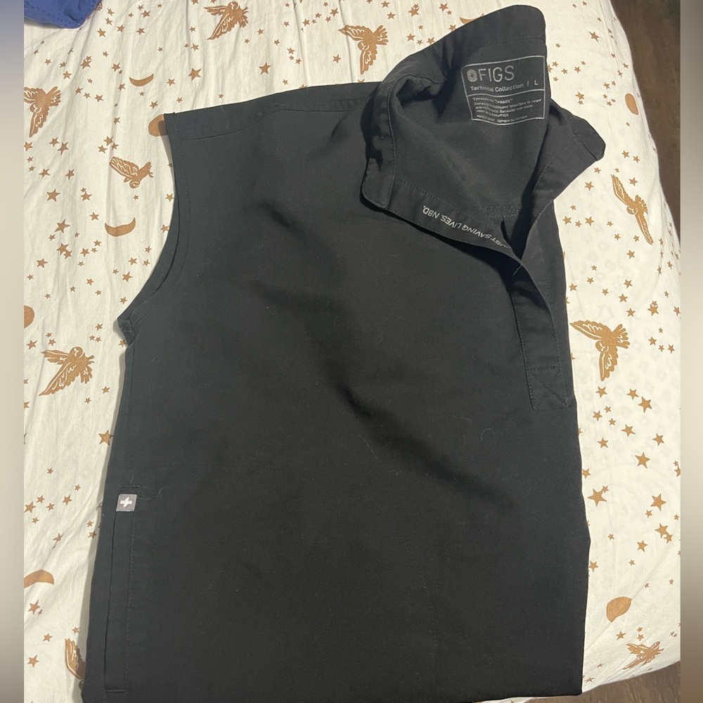 RAFAELLA FIGS SCRUB TOP